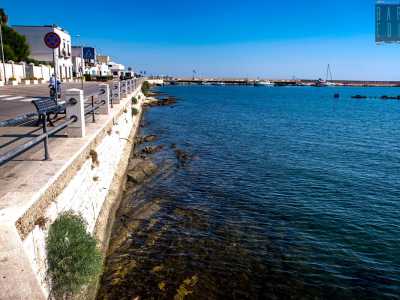 L'ancestrale avvallamento terminava ovviamente al mare, definendo un�ampia ansa. Questa sorta di golfo, sbocco della faglia nell�Adriatico, era compreso fra i tratti di scogliera che emergono all�altezza dello storico bar �Qui si Gode�...
